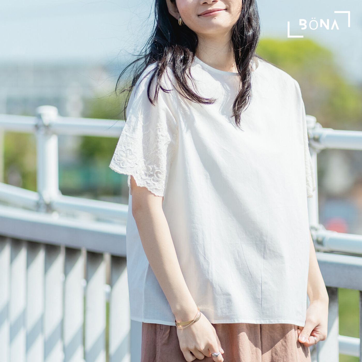 扇形袖刺繡上衣 Blouse with Sleeves Embroidery